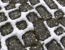 Come proteggere i tuoi pavimenti esterni in inverno